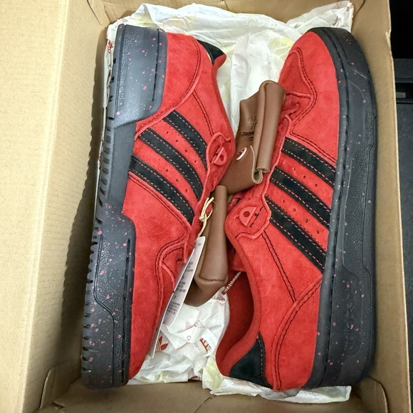 Marvel x Adidas Rivalry Low Deadpool Red Pouch JR2480 Size 8 New In Hand - Picture 15 of 16